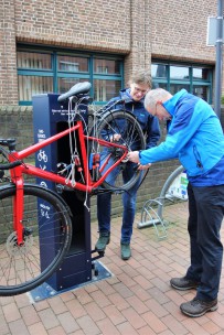 Ideengeberin Gerlinde Baumeister und Ideengeber Erich Wurzbacher testen eine der drei in Raesfeld installierten Fahrradservicestationen.